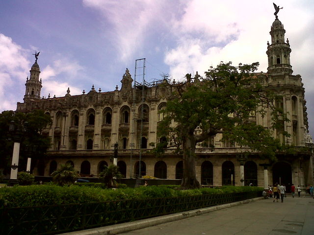 A un Costado del Capitolio